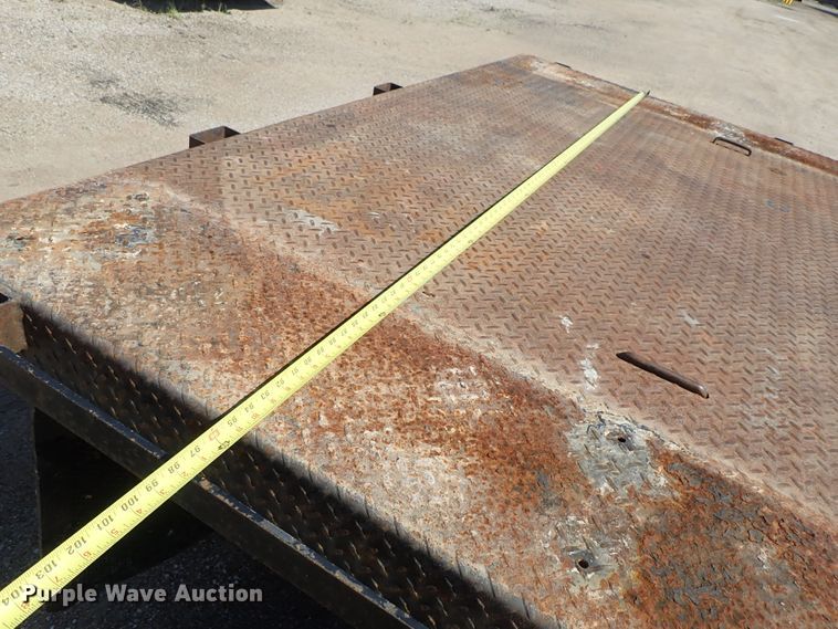 image for item DE5559 2004 GMC C4500 flatbed truck