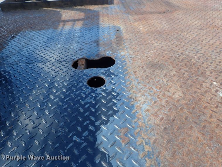 image for item DE5559 2004 GMC C4500 flatbed truck