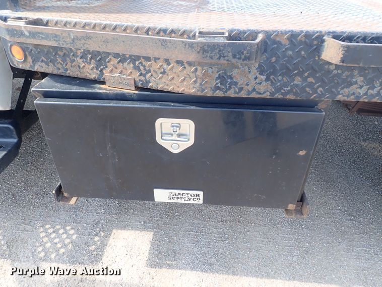 image for item DE5559 2004 GMC C4500 flatbed truck