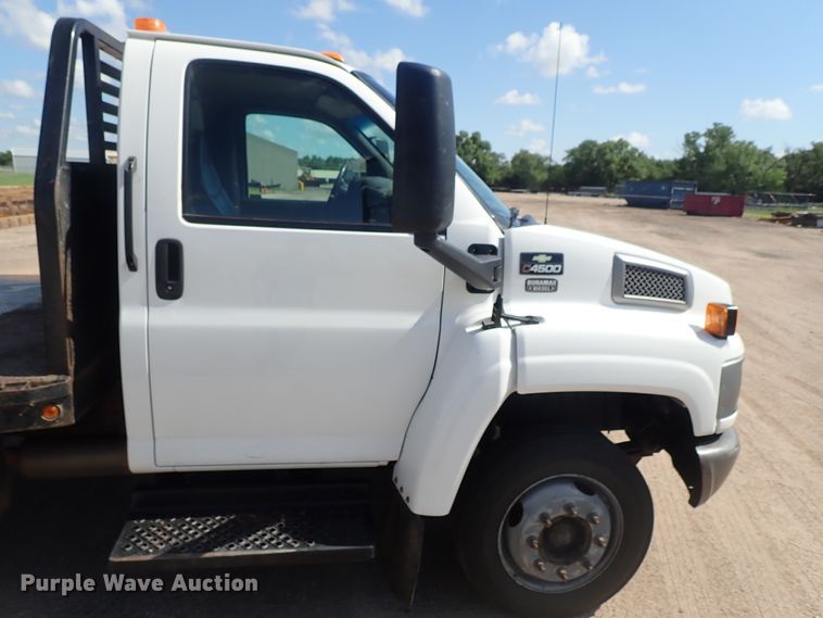 image for item DE5559 2004 GMC C4500 flatbed truck