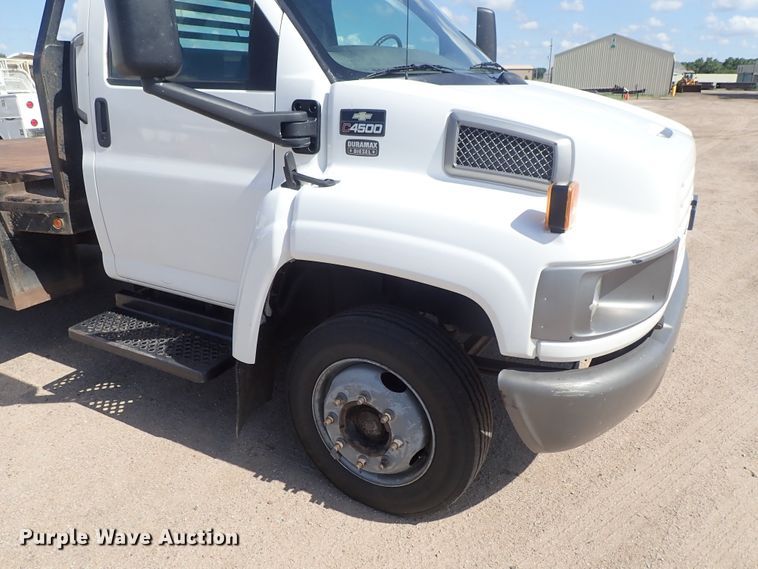 image for item DE5559 2004 GMC C4500 flatbed truck