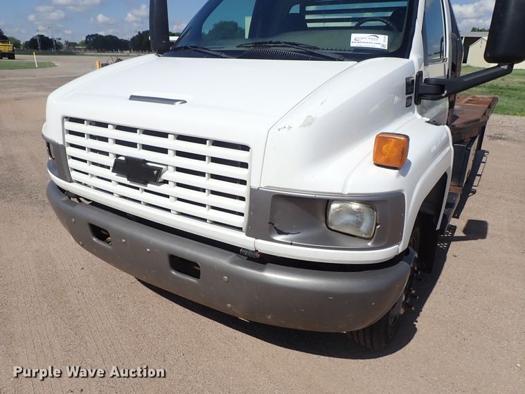 image for item DE5559 2004 GMC C4500 flatbed truck