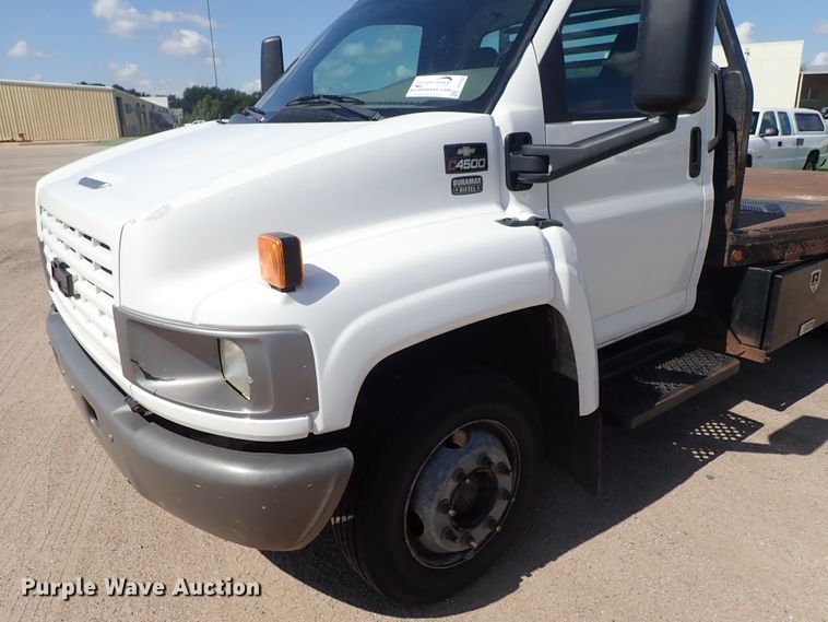 image for item DE5559 2004 GMC C4500 flatbed truck