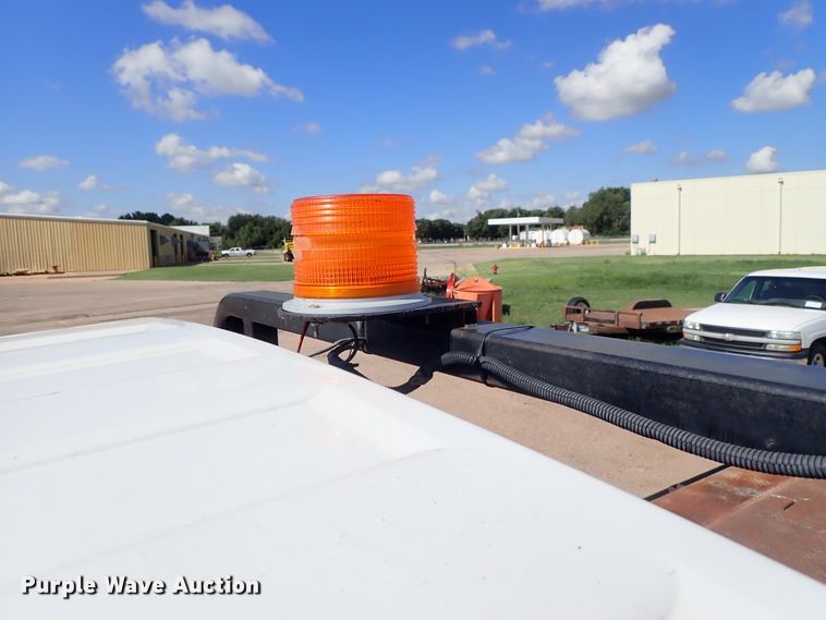 image for item DE5559 2004 GMC C4500 flatbed truck