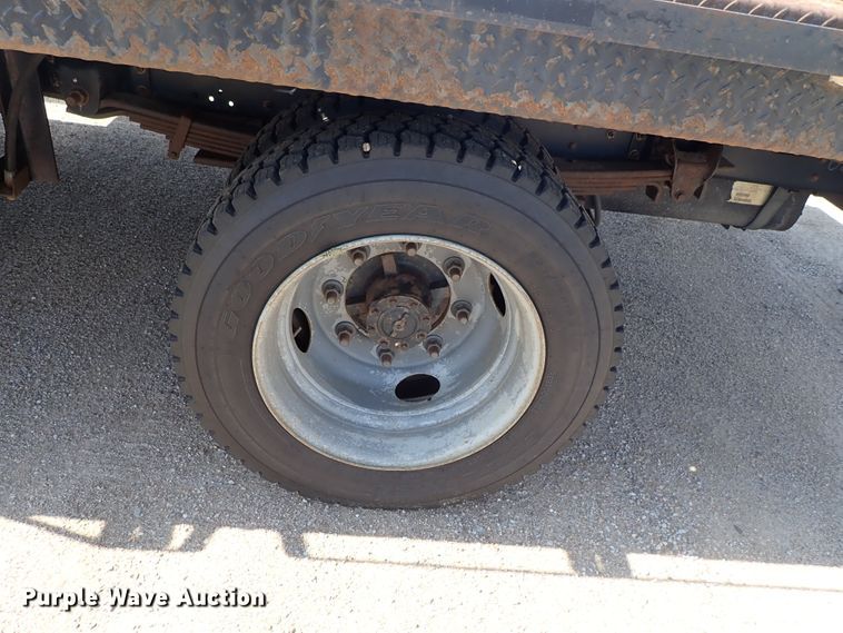 image for item DE5559 2004 GMC C4500 flatbed truck