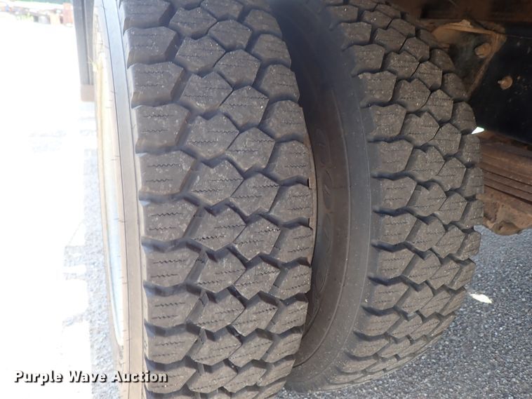 image for item DE5559 2004 GMC C4500 flatbed truck