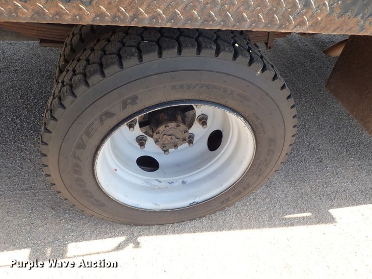 image for item DE5559 2004 GMC C4500 flatbed truck