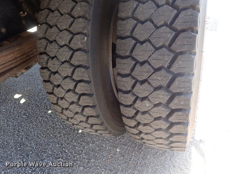 image for item DE5559 2004 GMC C4500 flatbed truck