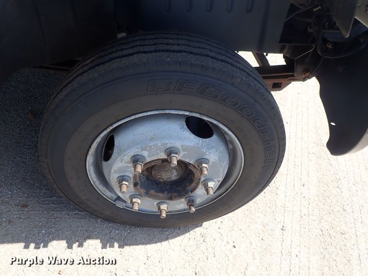 image for item DE5559 2004 GMC C4500 flatbed truck