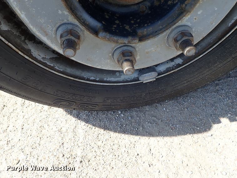 image for item DE5559 2004 GMC C4500 flatbed truck