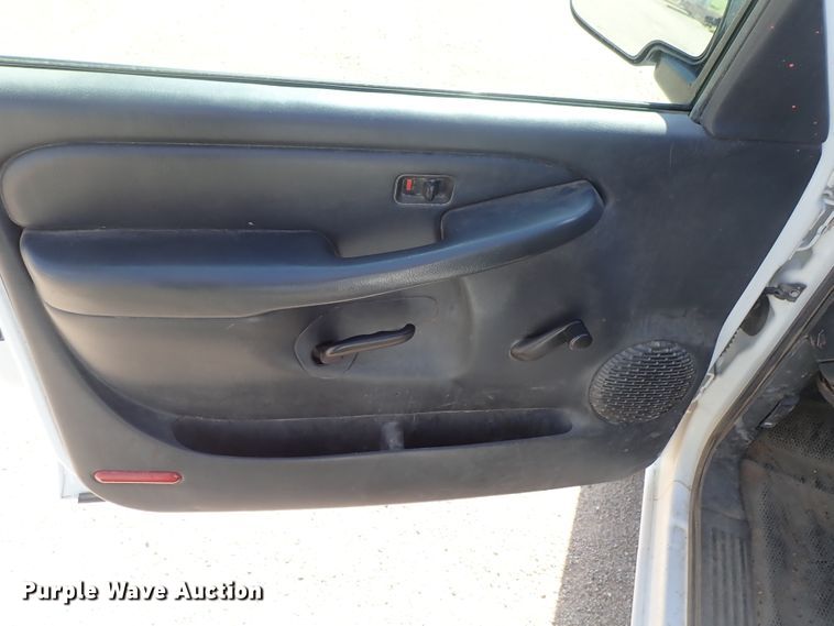 image for item DE5560 2002 Chevrolet Silverado 1500 Ext. Cab pickup truck