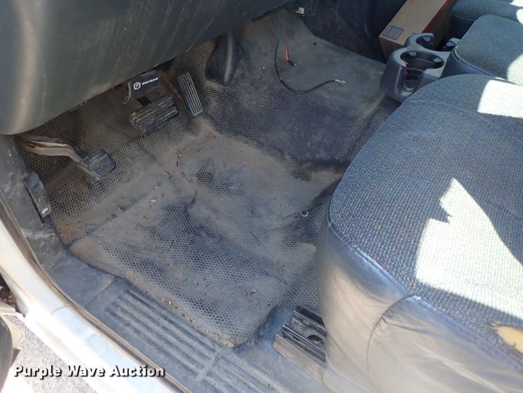 image for item DE5560 2002 Chevrolet Silverado 1500 Ext. Cab pickup truck