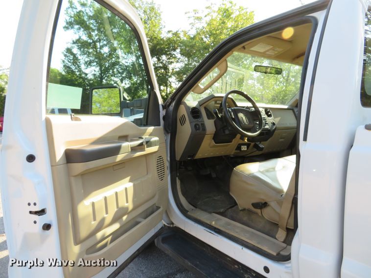 image for item DE8244 2009 Ford F350 Super Duty XL pickup truck