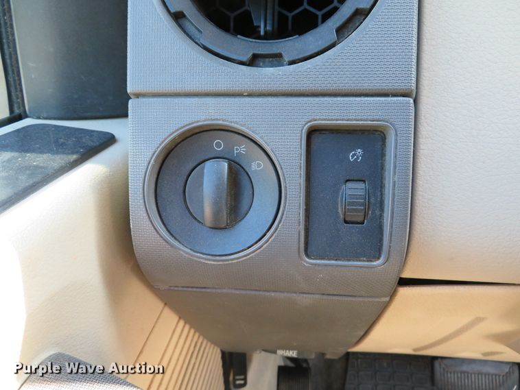 image for item DE8244 2009 Ford F350 Super Duty XL pickup truck