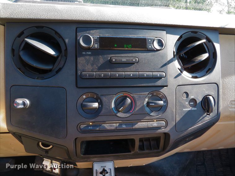 image for item DE8244 2009 Ford F350 Super Duty XL pickup truck