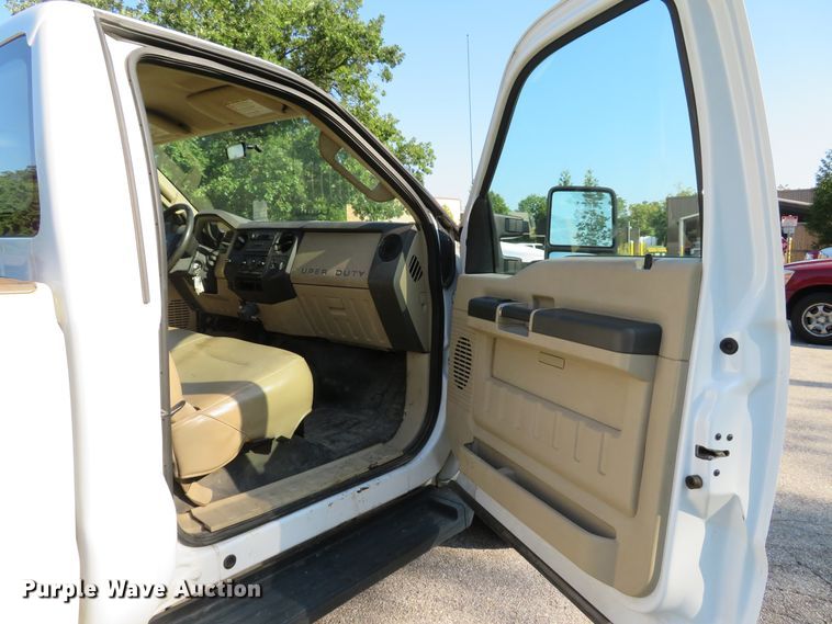 image for item DE8244 2009 Ford F350 Super Duty XL pickup truck