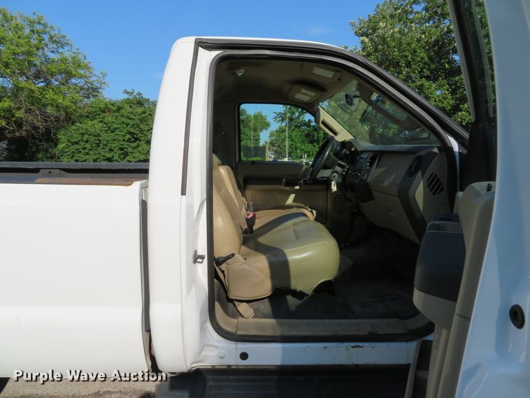 image for item DE8244 2009 Ford F350 Super Duty XL pickup truck