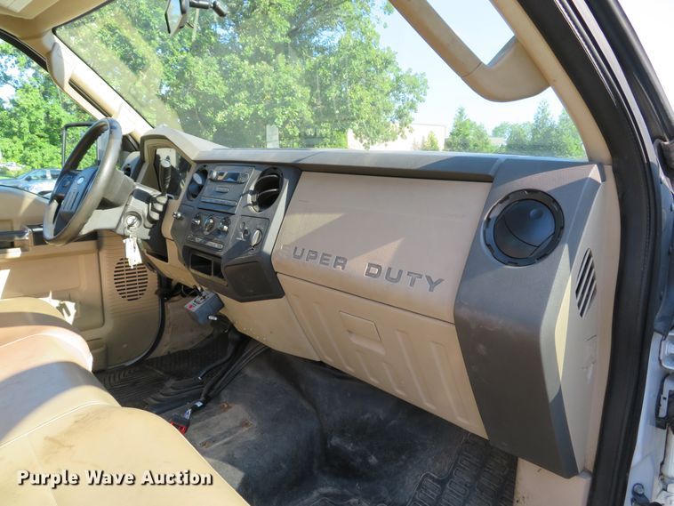 image for item DE8244 2009 Ford F350 Super Duty XL pickup truck