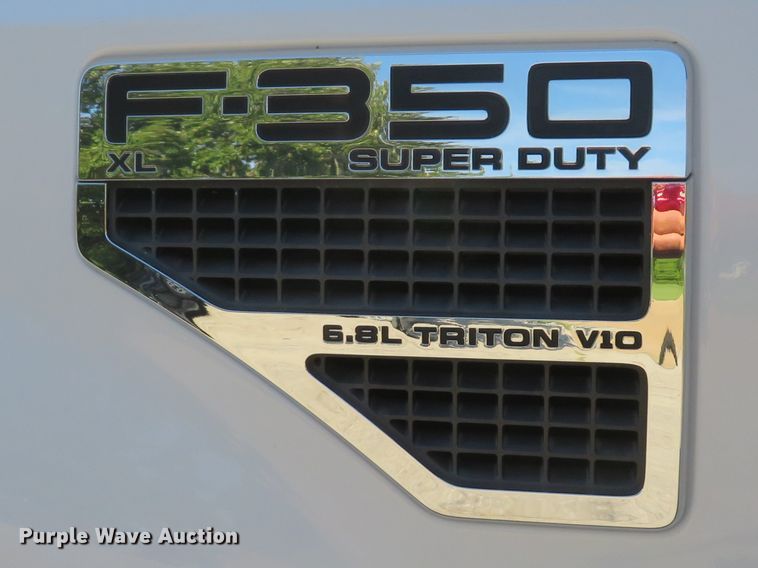 image for item DE8244 2009 Ford F350 Super Duty XL pickup truck