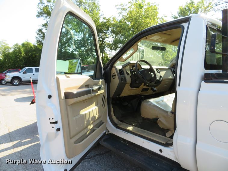 image for item DE8245 2009 Ford F350 Super Duty XL pickup truck