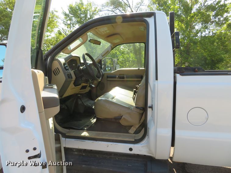 image for item DE8245 2009 Ford F350 Super Duty XL pickup truck