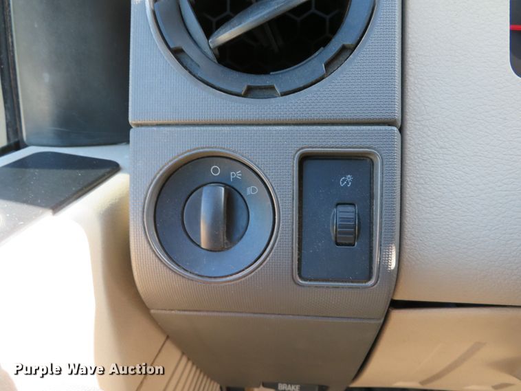 image for item DE8245 2009 Ford F350 Super Duty XL pickup truck