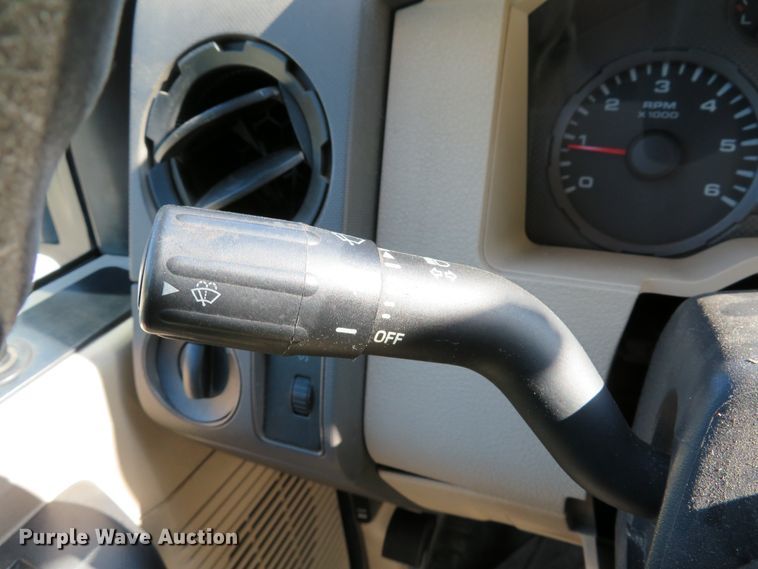 image for item DE8245 2009 Ford F350 Super Duty XL pickup truck