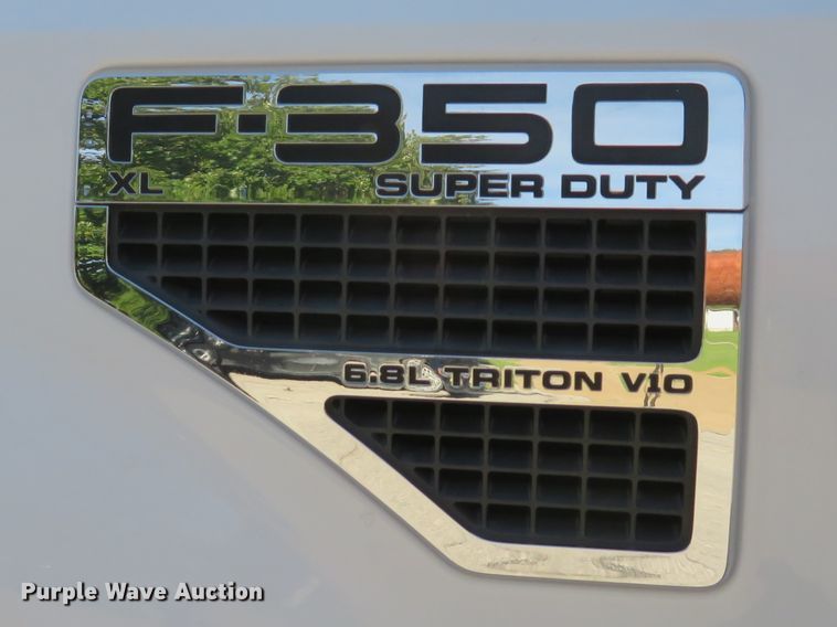 image for item DE8245 2009 Ford F350 Super Duty XL pickup truck