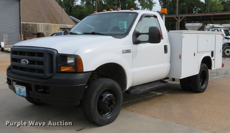 image for item DE8255 2006 Ford F350 Super Duty XL utility bed pickup truck