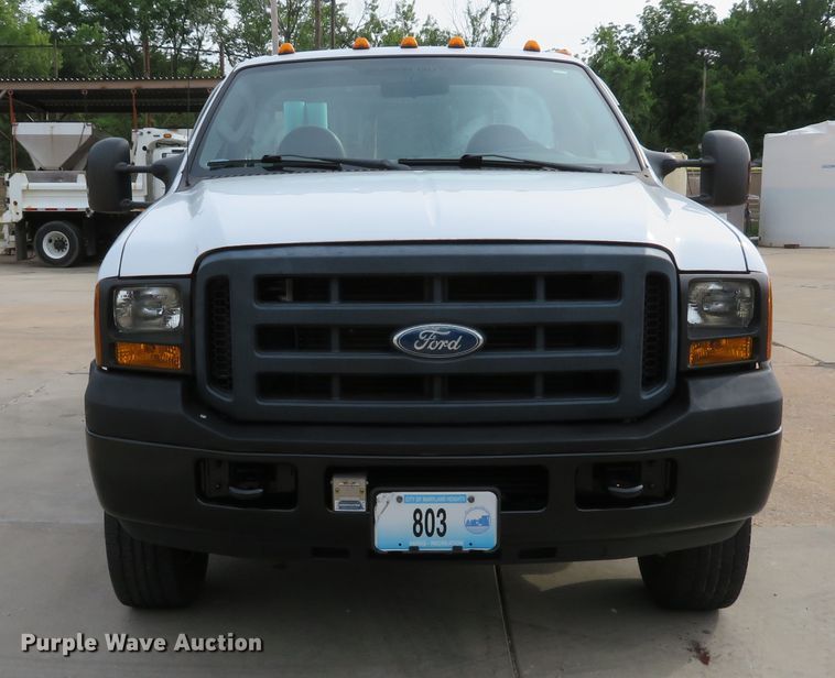 image for item DE8255 2006 Ford F350 Super Duty XL utility bed pickup truck