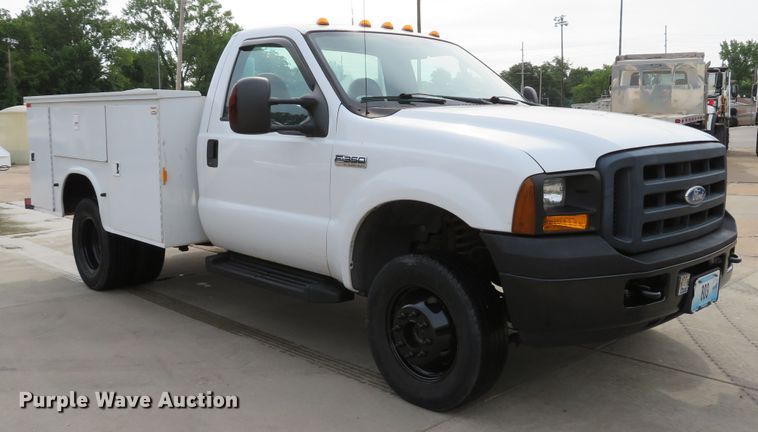 image for item DE8255 2006 Ford F350 Super Duty XL utility bed pickup truck