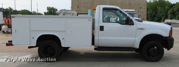 image for item DE8255 2006 Ford F350 Super Duty XL utility bed pickup truck