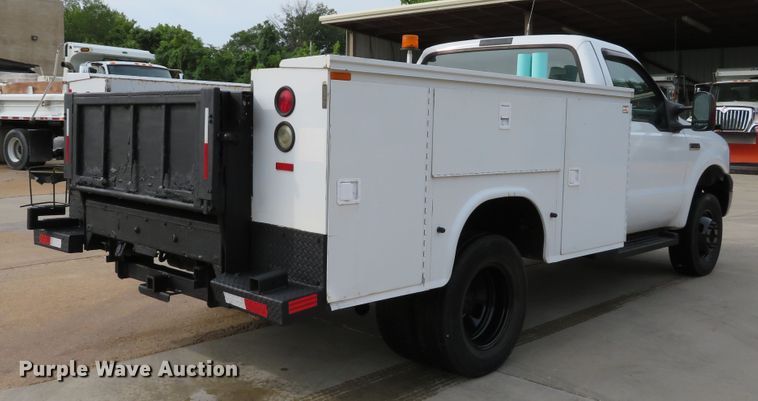 image for item DE8255 2006 Ford F350 Super Duty XL utility bed pickup truck