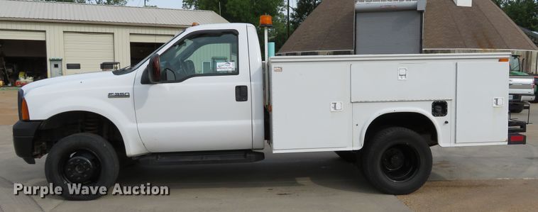 image for item DE8255 2006 Ford F350 Super Duty XL utility bed pickup truck