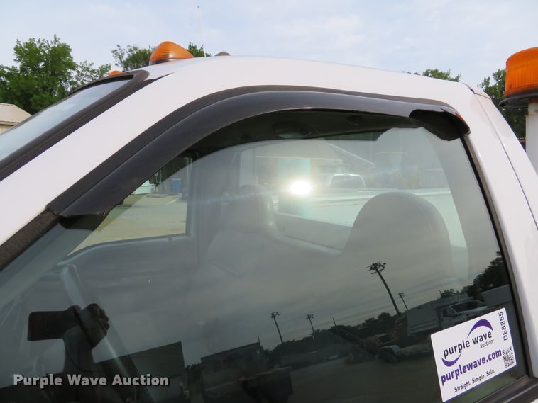 image for item DE8255 2006 Ford F350 Super Duty XL utility bed pickup truck