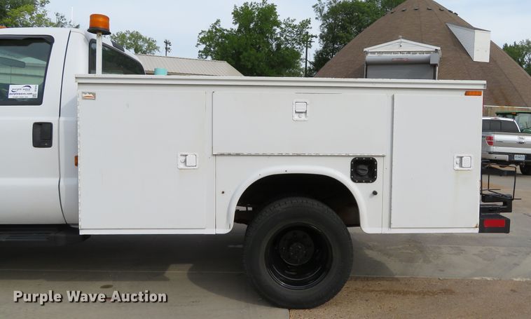 image for item DE8255 2006 Ford F350 Super Duty XL utility bed pickup truck