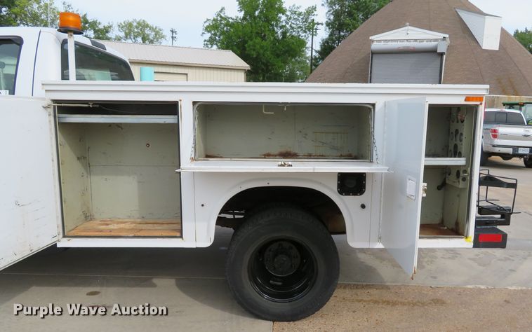 image for item DE8255 2006 Ford F350 Super Duty XL utility bed pickup truck