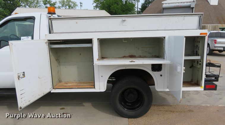 image for item DE8255 2006 Ford F350 Super Duty XL utility bed pickup truck