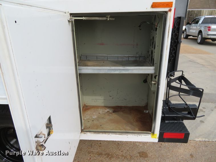 image for item DE8255 2006 Ford F350 Super Duty XL utility bed pickup truck