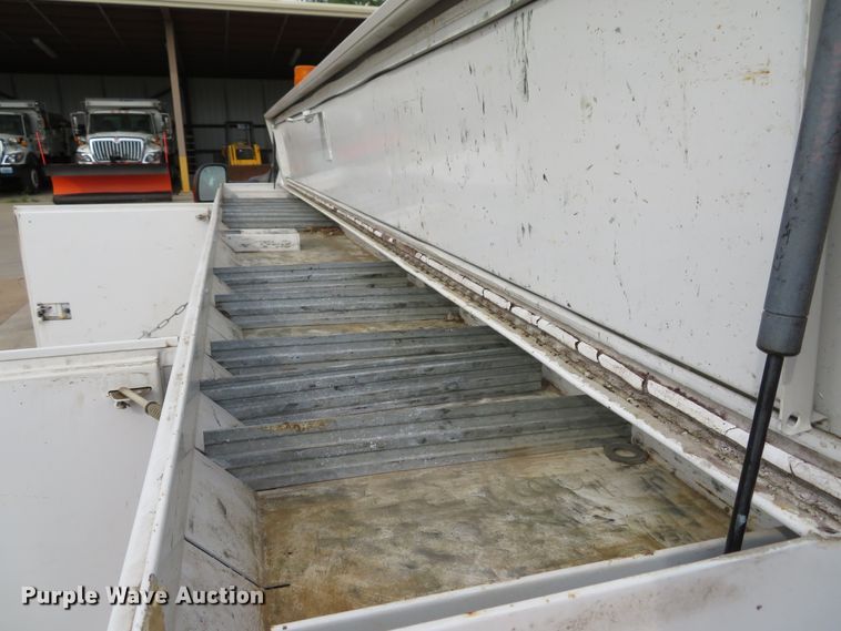 image for item DE8255 2006 Ford F350 Super Duty XL utility bed pickup truck