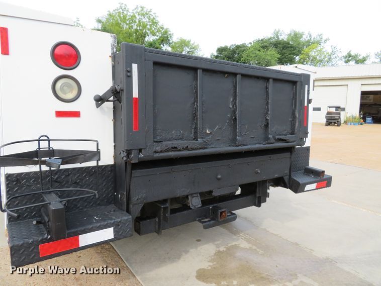 image for item DE8255 2006 Ford F350 Super Duty XL utility bed pickup truck