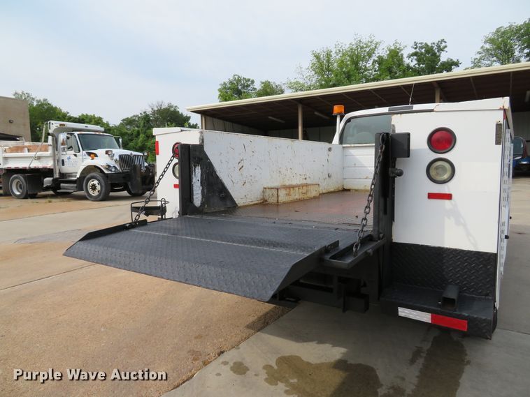 image for item DE8255 2006 Ford F350 Super Duty XL utility bed pickup truck