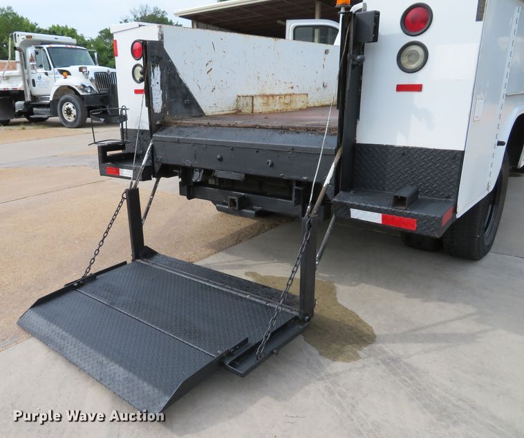 image for item DE8255 2006 Ford F350 Super Duty XL utility bed pickup truck