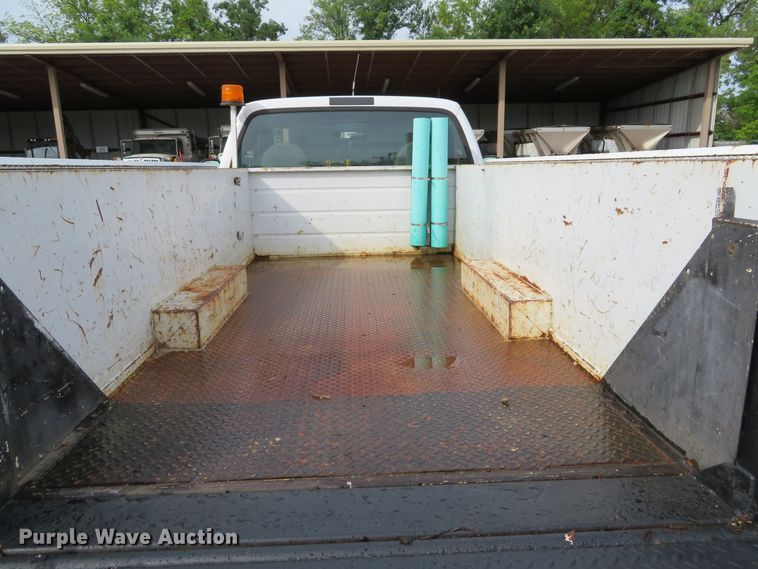 image for item DE8255 2006 Ford F350 Super Duty XL utility bed pickup truck