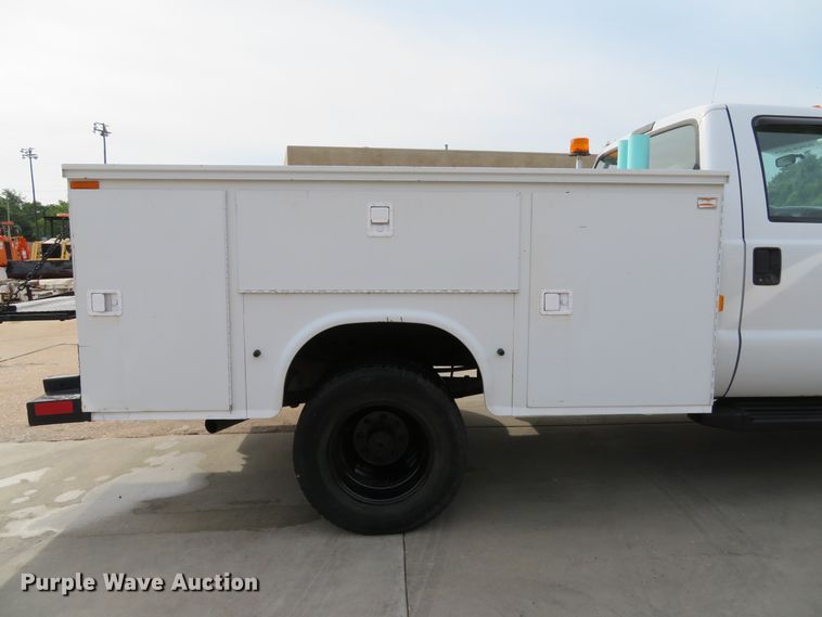 image for item DE8255 2006 Ford F350 Super Duty XL utility bed pickup truck