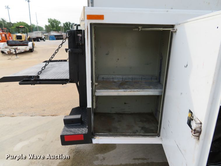 image for item DE8255 2006 Ford F350 Super Duty XL utility bed pickup truck