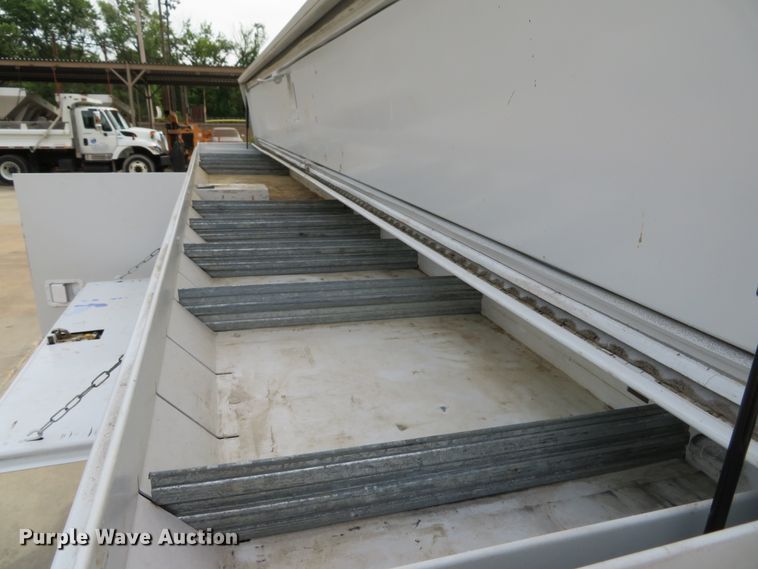 image for item DE8255 2006 Ford F350 Super Duty XL utility bed pickup truck