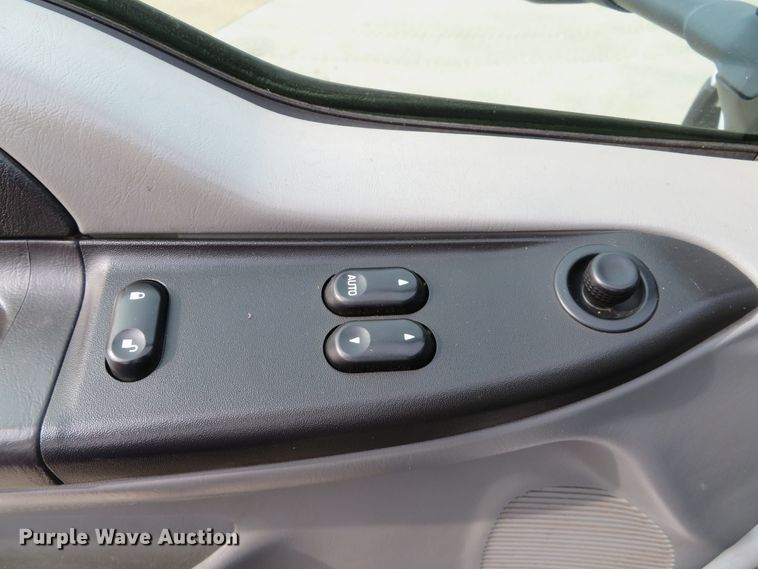 image for item DE8255 2006 Ford F350 Super Duty XL utility bed pickup truck