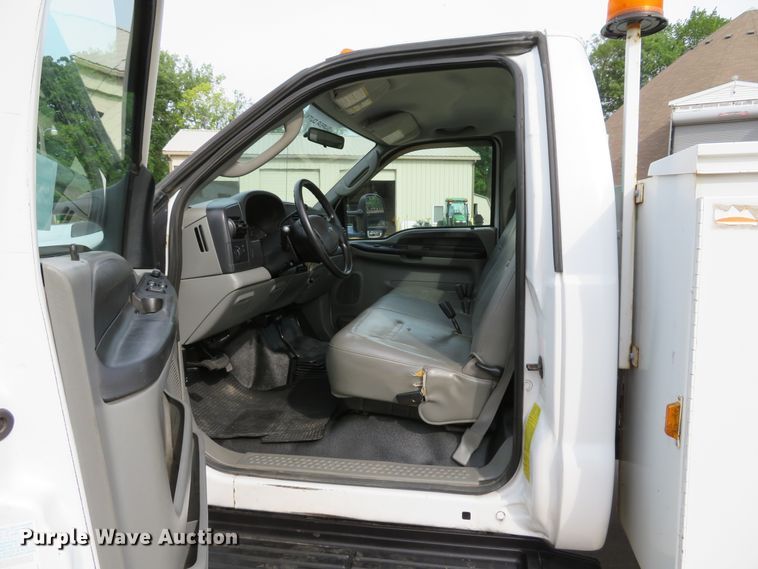 image for item DE8255 2006 Ford F350 Super Duty XL utility bed pickup truck