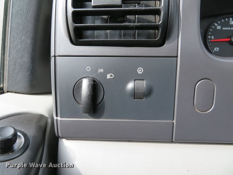 image for item DE8255 2006 Ford F350 Super Duty XL utility bed pickup truck